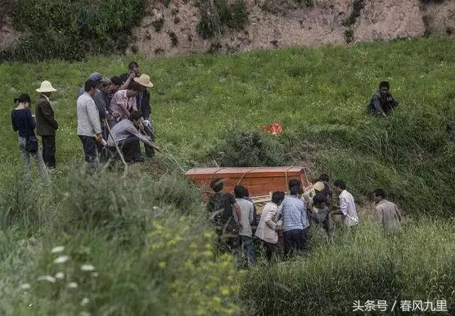 老乞丐無親無故,死後卻被全鎮人追悼,原來他身份不一般