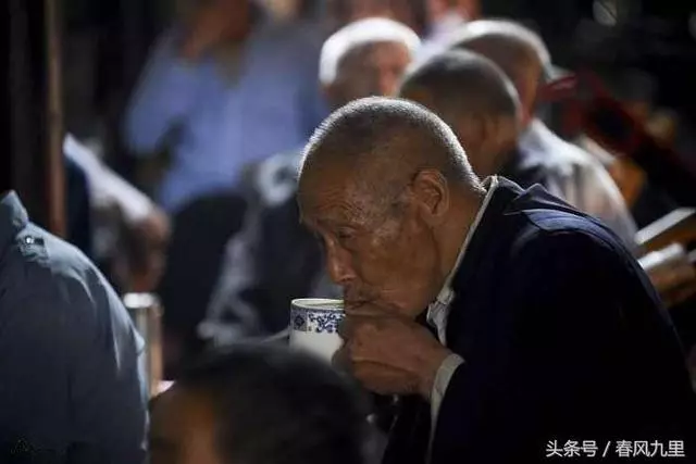 老乞丐無親無故,死後卻被全鎮人追悼,原來他身份不一般