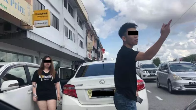 大馬"打架哥"和"再吵妹"被肉搜!亂停車導致後面大塞車, 被Honk後怒氣衝天居然下車發飆求打架?!