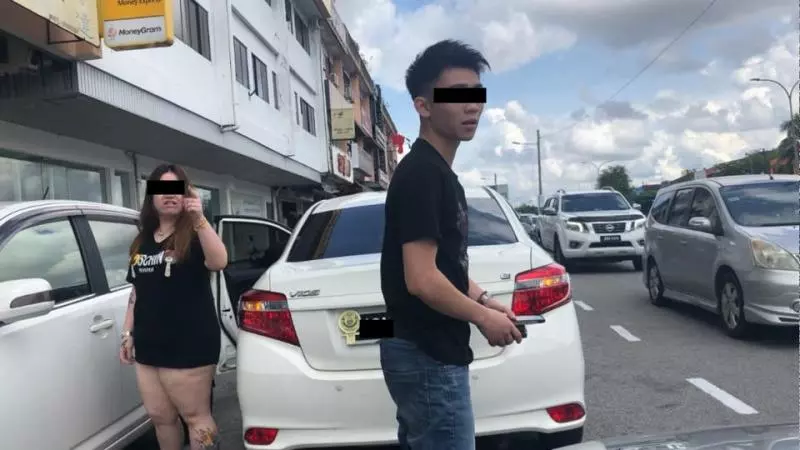 大馬"打架哥"和"再吵妹"被肉搜!亂停車導致後面大塞車, 被Honk後怒氣衝天居然下車發飆求打架?!