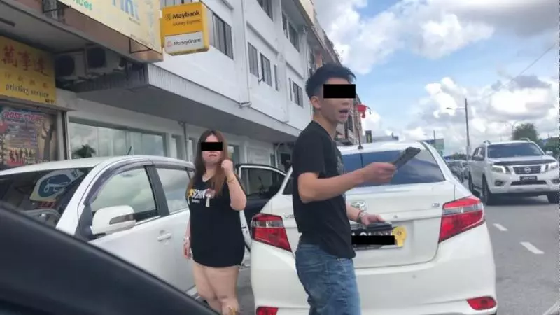 大馬"打架哥"和"再吵妹"被肉搜!亂停車導致後面大塞車, 被Honk後怒氣衝天居然下車發飆求打架?!