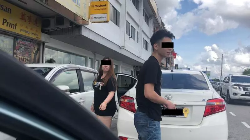 大馬"打架哥"和"再吵妹"被肉搜!亂停車導致後面大塞車, 被Honk後怒氣衝天居然下車發飆求打架?!