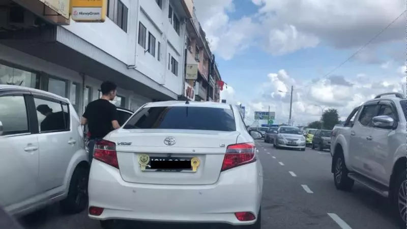 大馬"打架哥"和"再吵妹"被肉搜!亂停車導致後面大塞車, 被Honk後怒氣衝天居然下車發飆求打架?!