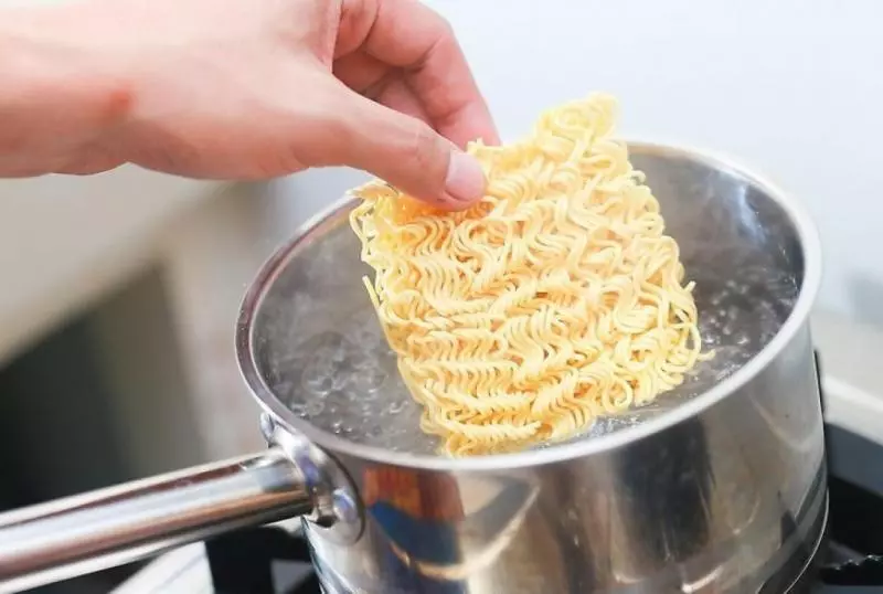 注意⚡!『這樣煮』快熟面才是最安全的,99%的人都煮錯了!網友:Mind blown?
