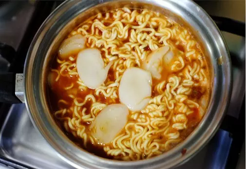 注意⚡!『這樣煮』快熟面才是最安全的,99%的人都煮錯了!網友:Mind blown?