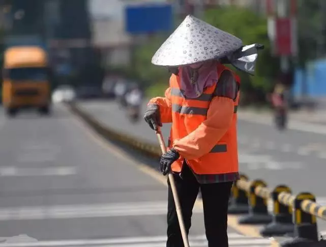 清潔工撿到巨款,為找失主苦等一天,年輕女子拿回錢後激怒眾人