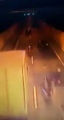 好驚險!(看視頻)雲頂山腳隧道,飆摩哆黨超車不遂【撞成一團】懂內情的請留言分享!