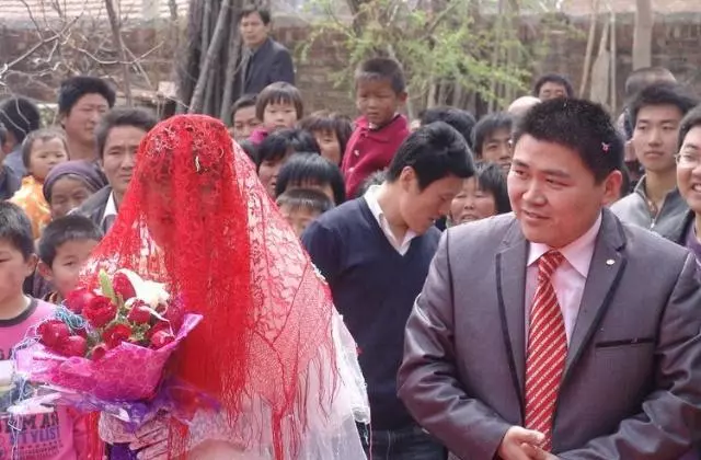 「婆婆,我爸腿摔斷了急需用錢,借我一千塊錢」,「你還得起嗎」