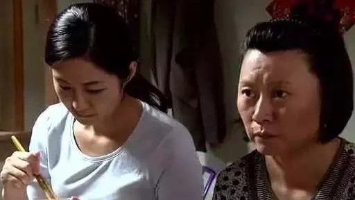 女兒忍痛斷絕母女關係,因父親去世不到一年母親二婚並且同時懷孕