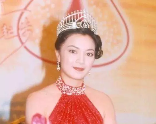 被指偽造收據涉款55萬!TVB前港姐官司纏身滿臉憔悴現身與女兒坐地鐵