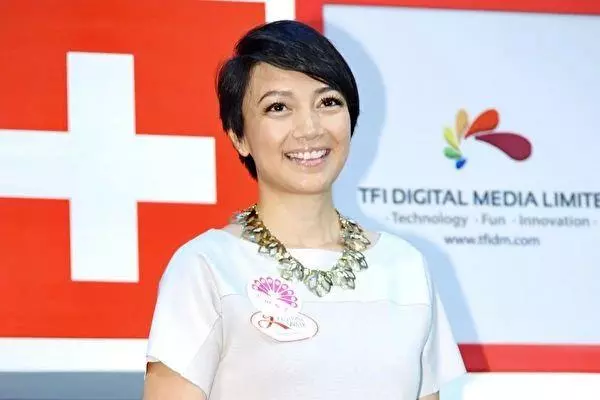 被指偽造收據涉款55萬!TVB前港姐官司纏身滿臉憔悴現身與女兒坐地鐵