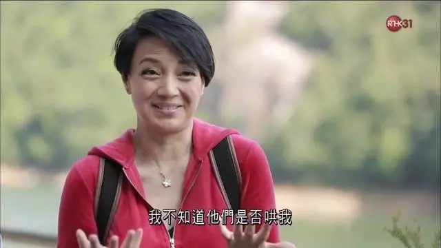 被指偽造收據涉款55萬!TVB前港姐官司纏身滿臉憔悴現身與女兒坐地鐵