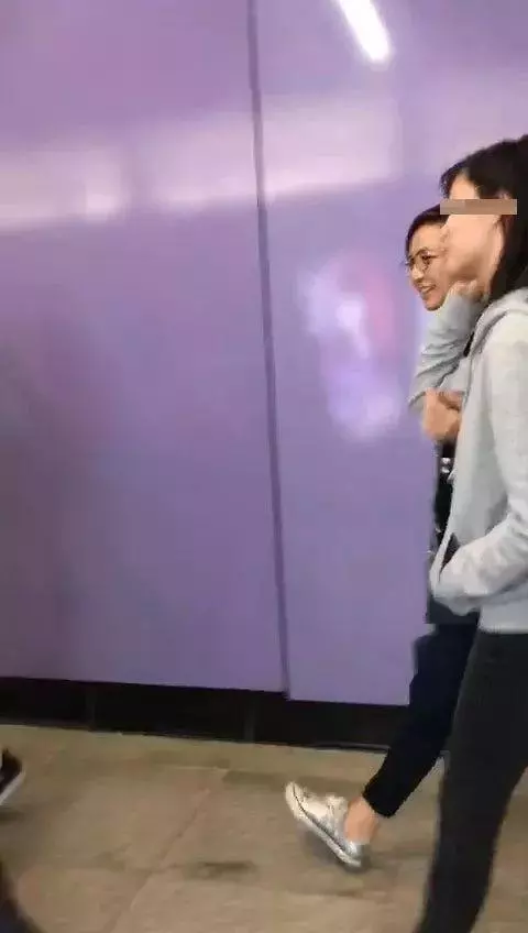 被指偽造收據涉款55萬!TVB前港姐官司纏身滿臉憔悴現身與女兒坐地鐵