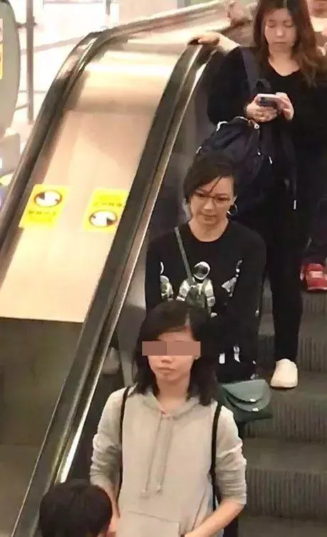 被指偽造收據涉款55萬!TVB前港姐官司纏身滿臉憔悴現身與女兒坐地鐵
