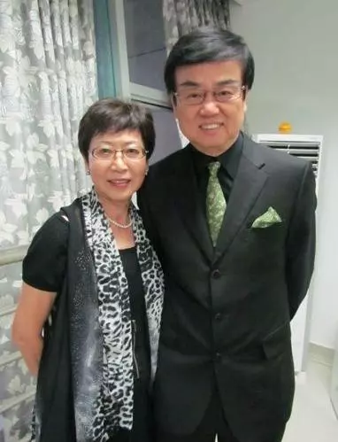 《開心鬼》黃百鳴長到72歲都沒變 「照顧患妻16年」現共享三代天倫之樂