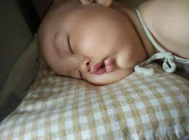 如何判斷寶寶睡覺冷不冷,試一下這幾個動作就知道了