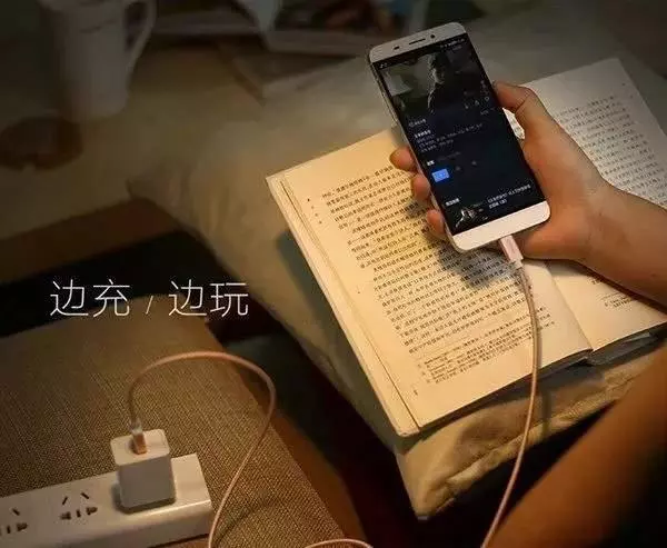 手機邊充電邊玩,消耗的電量來自電池還是充電器?