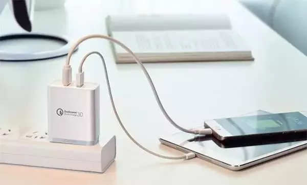 手機邊充電邊玩,消耗的電量來自電池還是充電器?