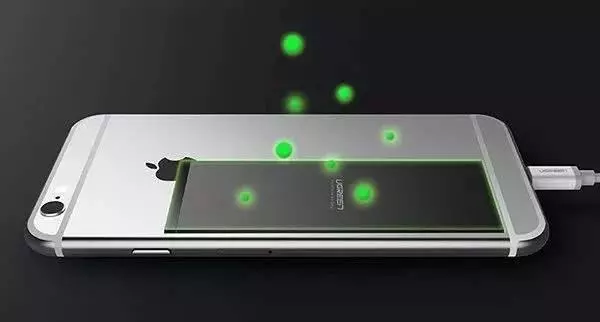 手機邊充電邊玩,消耗的電量來自電池還是充電器?