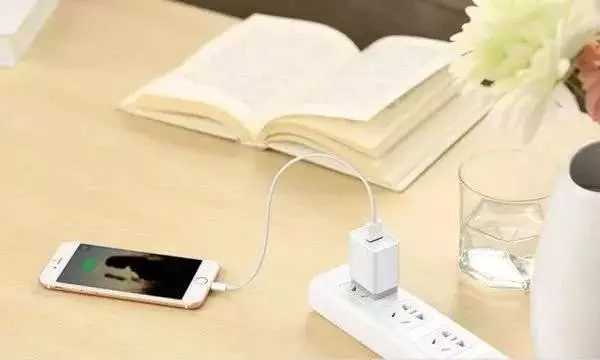 手機邊充電邊玩,消耗的電量來自電池還是充電器?