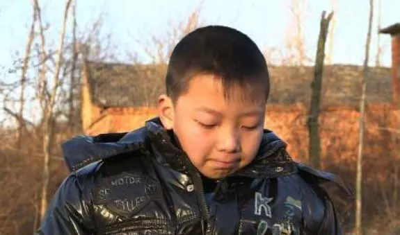 外出打工兩年,回家見妻子走路奇怪,鄰居說漏嘴,我氣得要報警!