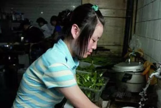 外出打工兩年,回家見妻子走路奇怪,鄰居說漏嘴,我氣得要報警!