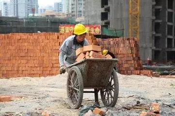 伺候婆婆13年,丈夫回來卻要跟我離婚,小姑子上去兩巴掌,擺平