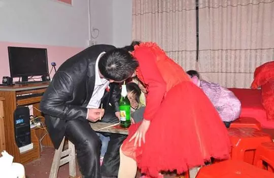 女子不孕,兒子卻非她不娶,新婚夜,偷聽他們對話,母親樂了