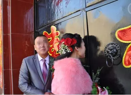 前夫結婚,她帶閨女參加婚禮,閨女大聲說話,新娘卻倒在地