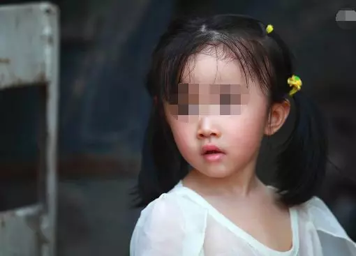 前夫結婚,她帶閨女參加婚禮,閨女大聲說話,新娘卻倒在地