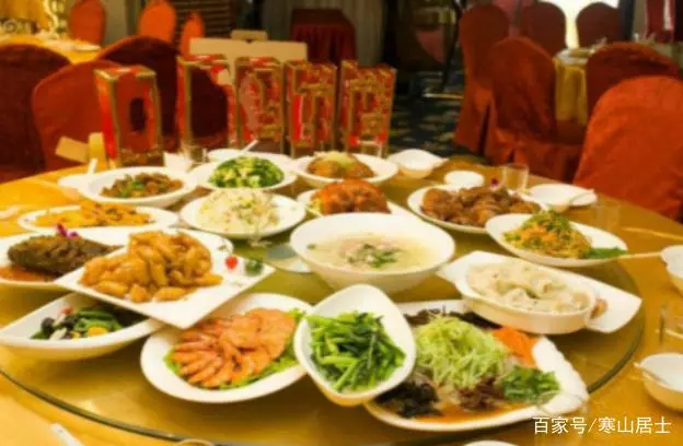 男子帶保姆老婆參加同學聚會,同學嘲笑,服務員的話讓大家一臉懵