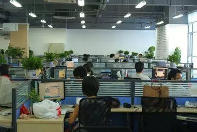 妻子來例假,非要俺在單位睡,俺不放心回家看,推開門,俺癱在地