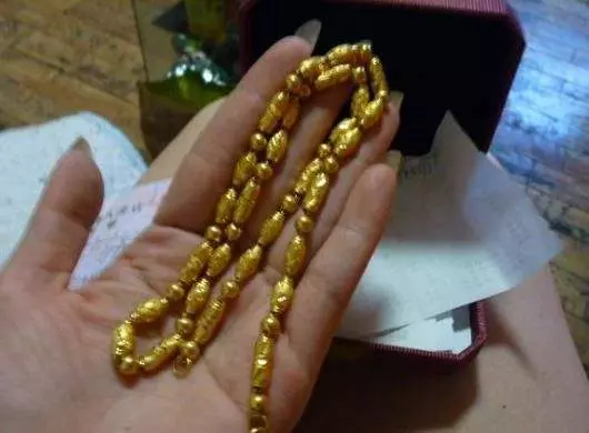老公說送老婆金鍊,買來後假裝給了母親,隔天一早睜開眼,悲劇了