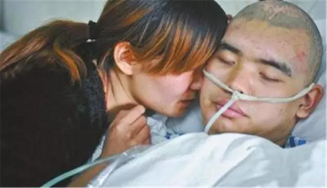 丈夫成植物人,妻子上班打錯電話給丈夫,接通之後,明白了一件事