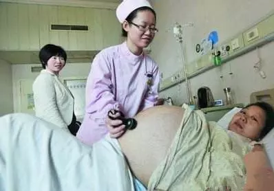 兩個兒子又拼三胎,42歲產婦生下孩子後,全家哭成一團 !