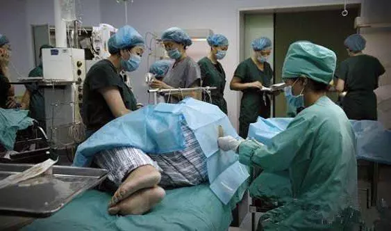 兩個兒子又拼三胎,42歲產婦生下孩子後,全家哭成一團 !