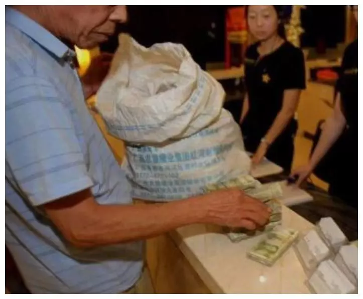 75歲老人拿13麻袋錢去買房,售樓員當場愣住,真相讓人稱讚