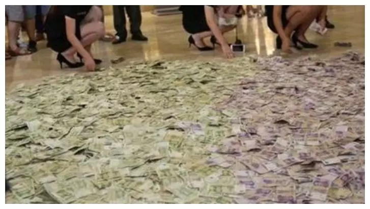 75歲老人拿13麻袋錢去買房,售樓員當場愣住,真相讓人稱讚