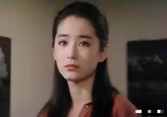 64歲林青霞快速衰老!和女兒逛街,身材嚴重發福,皮衣緊繃,如今連臉蛋也變得認不出了!怎麼越來越.......