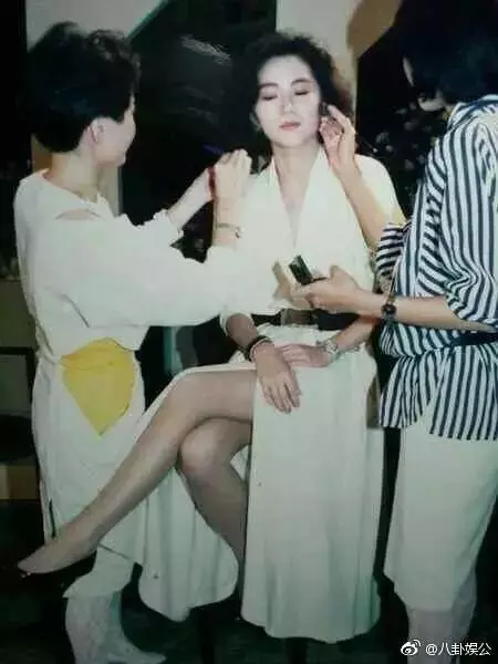 64歲林青霞快速衰老!和女兒逛街,身材嚴重發福,皮衣緊繃,如今連臉蛋也變得認不出了!怎麼越來越.......