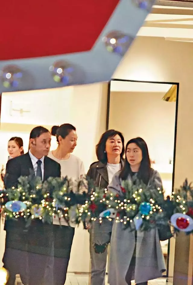 64歲林青霞快速衰老!和女兒逛街,身材嚴重發福,皮衣緊繃,如今連臉蛋也變得認不出了!怎麼越來越.......