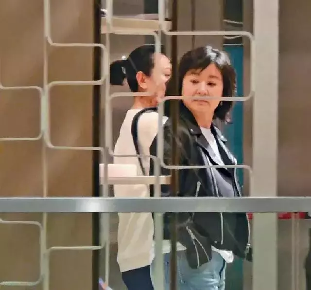 64歲林青霞快速衰老!和女兒逛街,身材嚴重發福,皮衣緊繃,如今連臉蛋也變得認不出了!怎麼越來越.......