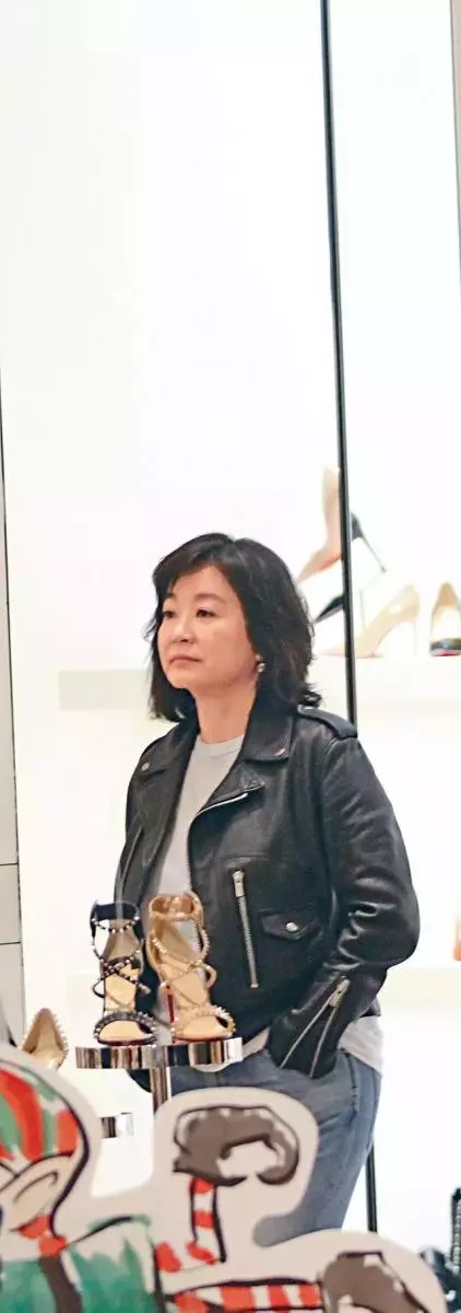 64歲林青霞快速衰老!和女兒逛街,身材嚴重發福,皮衣緊繃,如今連臉蛋也變得認不出了!怎麼越來越.......
