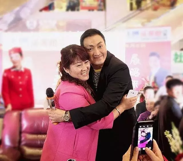 他為朋友出頭遭封殺,如今60歲成富豪未曾結婚;只為等老情人!