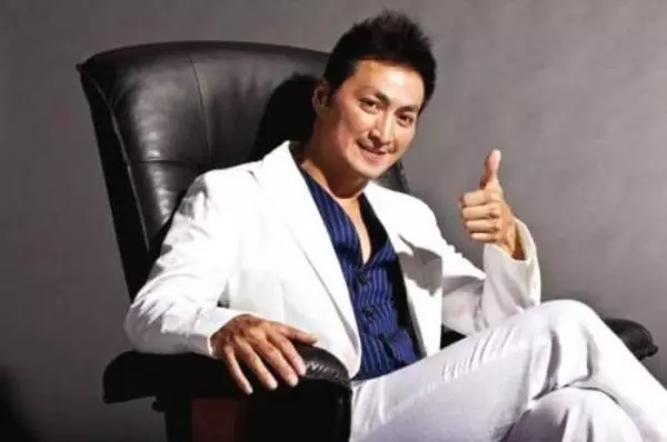 他為朋友出頭遭封殺,如今60歲成富豪未曾結婚;只為等老情人!