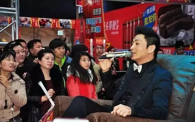 他為朋友出頭遭封殺,如今60歲成富豪未曾結婚;只為等老情人!