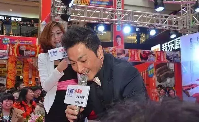 他為朋友出頭遭封殺,如今60歲成富豪未曾結婚;只為等老情人!