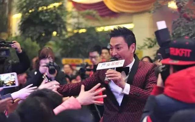 他為朋友出頭遭封殺,如今60歲成富豪未曾結婚;只為等老情人!