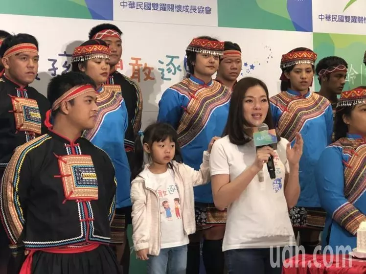 為公益捐500萬!郭台銘老婆拍照「一家3子女萌樣曝光」 網驚喊「小女兒長這麼大了」是個小美人