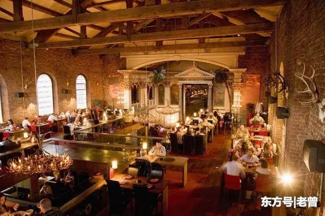 學渣同學參加聚會遭冷落,酒店經理來敬酒,大家才知他真實身份